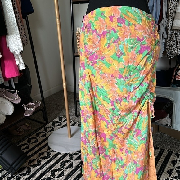 NWT Lost + Wander
Eternal Lights Floral Print Ruched Slit Front  Midi Skirt - Picture 4 of 6